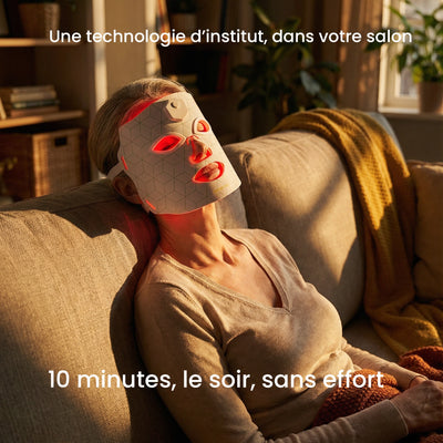 Femme portant le masque LED Luvia V2 le soir dans son canapé